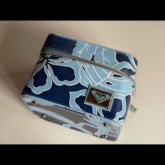 Roxy | Y2K Blue Hibiscus Cosmetic Travel Case - Picture 2 of 16